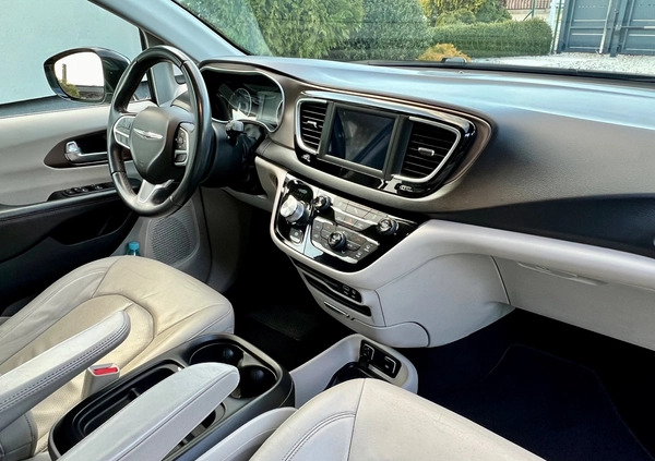 Chrysler Pacifica cena 86900 przebieg: 232231, rok produkcji 2018 z Czarne małe 781